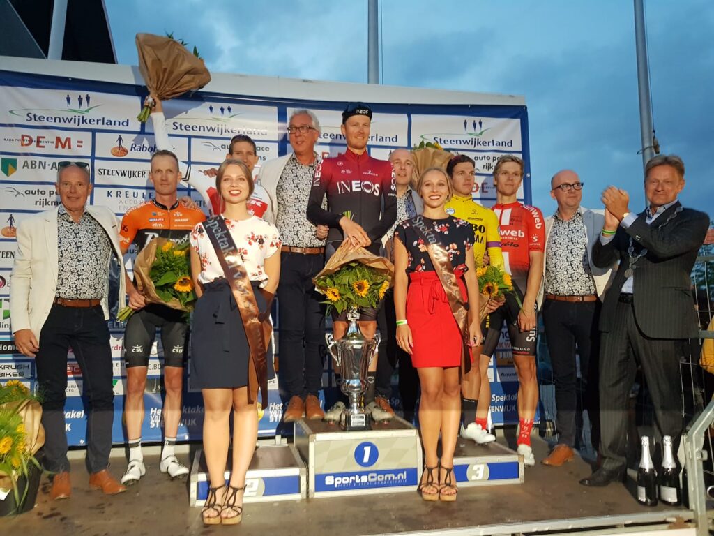 Het laatste podium in Steenwijk in 2019, met links (derde) Bauke Mollema, winnaar Dylan van Baarle, en rechts Dylan Groenewegen (tweede). Wielercomité Steenwijk ©